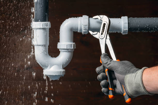 Professional Emergency Plumber technician working in Strathmore, CA
